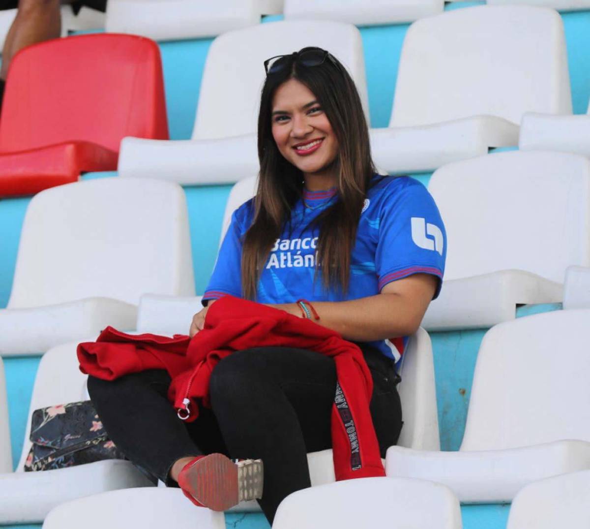 Ellas adornan el Olimpia vs Marathón: las bellas chicas del Nacional
