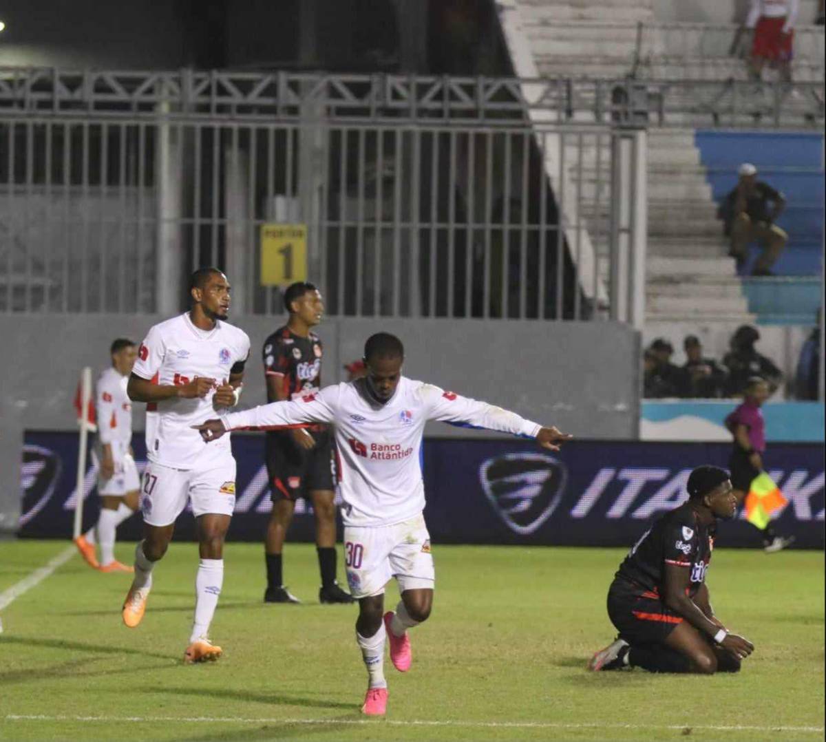 Solani: ¿Por qué jugó ante Vida si solo había cumplido un partido de suspensión?