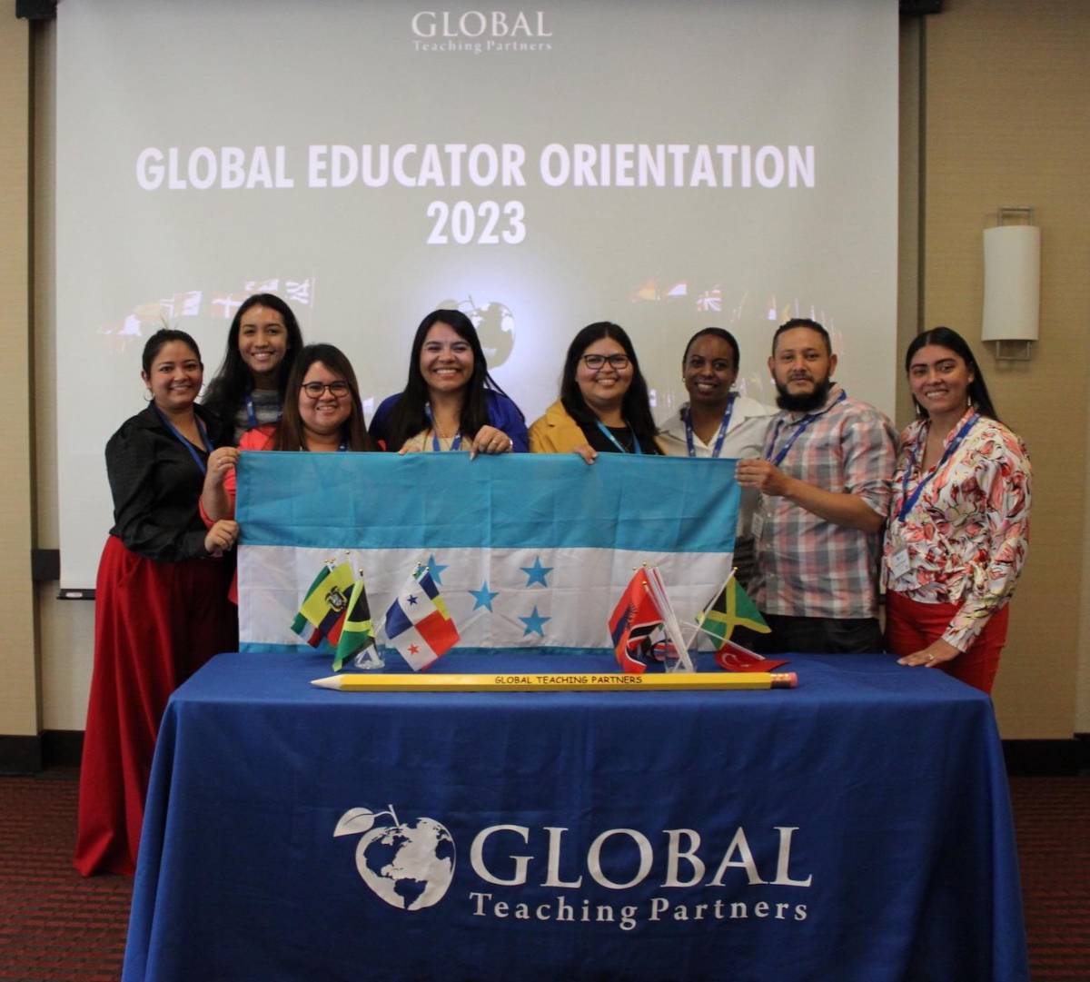 Reclutarán maestros bilingües para trabajar en Estados Unidos