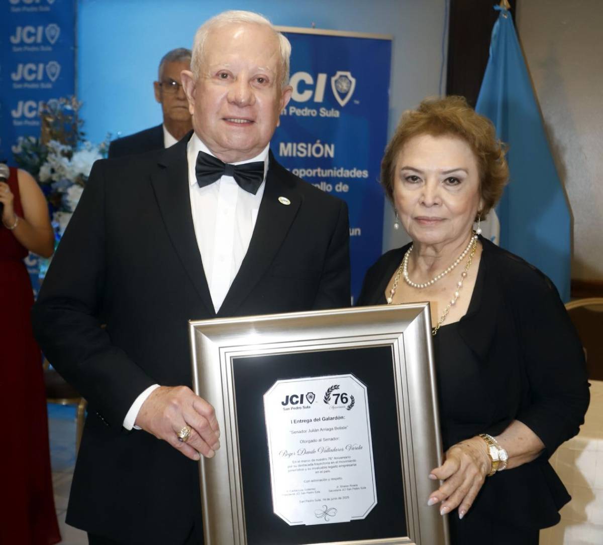 Roger D. Valladares recibe galardón por la JCI San Pedro Sula