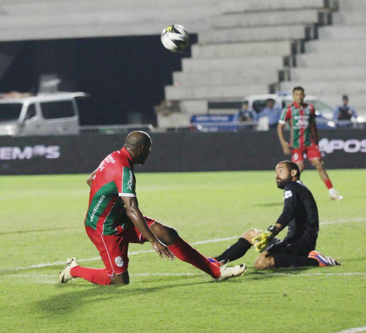 Tremenda pelea de jugadores, tristeza de Keosseián y percance con hincha