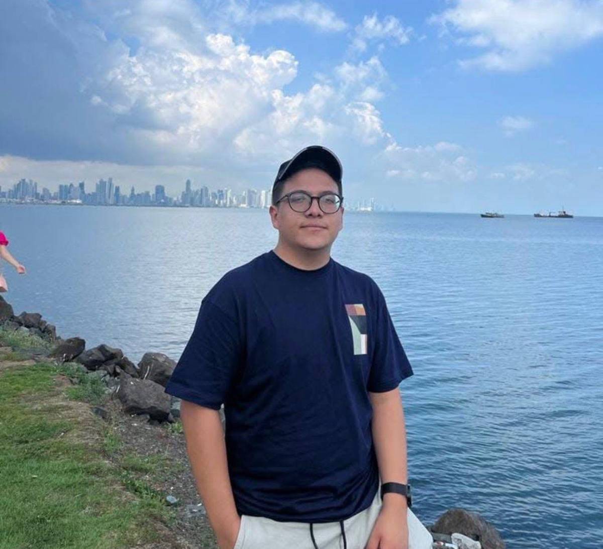 ¡Orgullo catracho! Joven de solo 23 años obtiene doble título en la Unah con mención honorífica