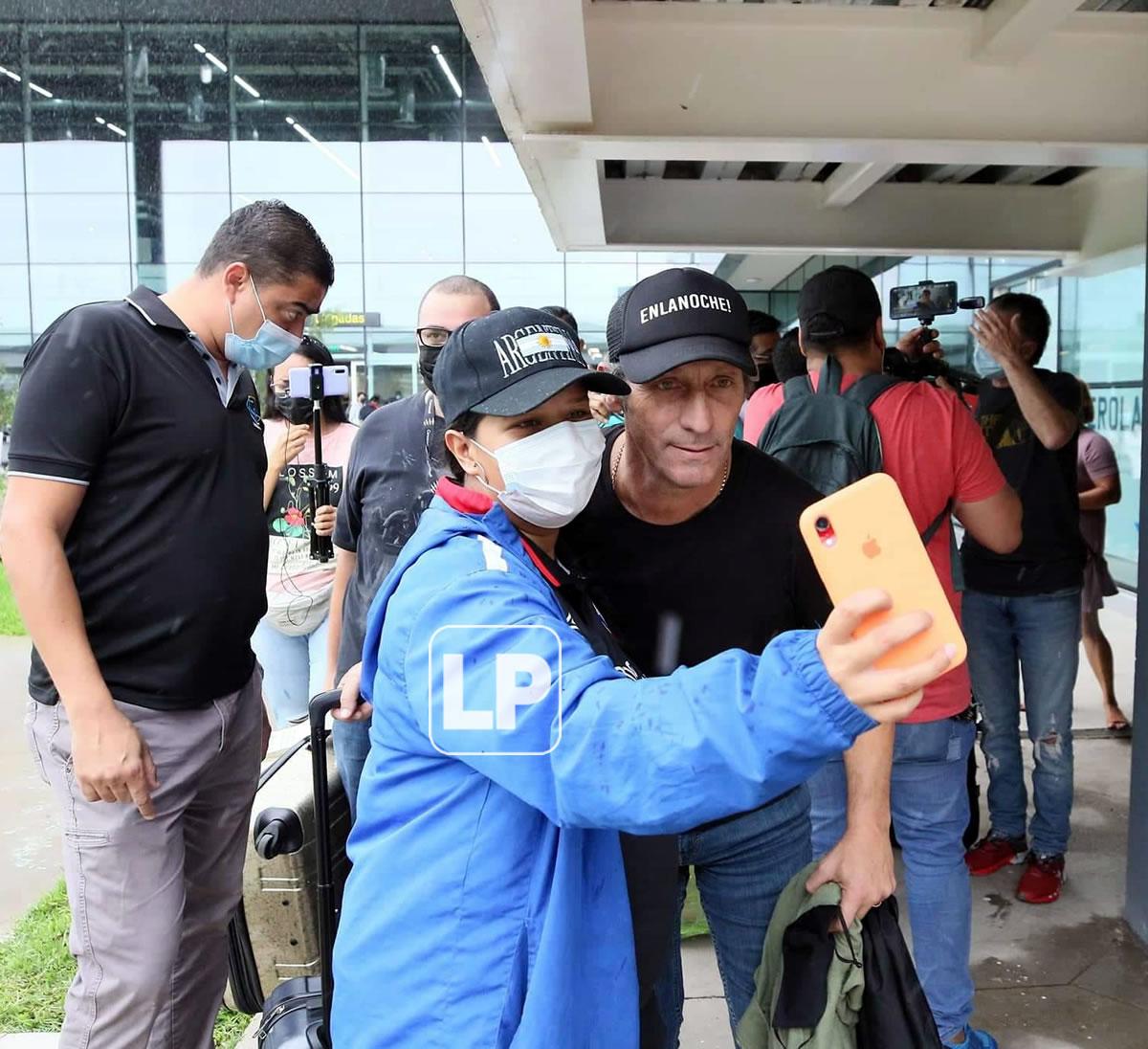 El entrenador argentino se mostró accesible con la afición olimpista.