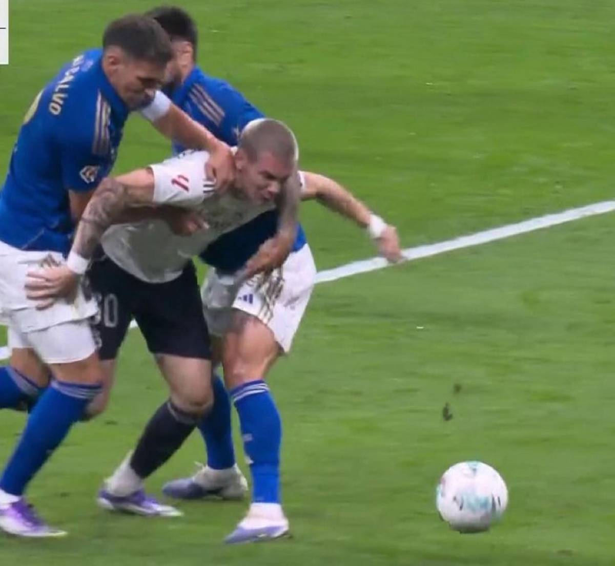 Mbappé calló a Vinicius, que hizo feo gesto al Oviedo y figura del Real Madrid enojado con Xabi