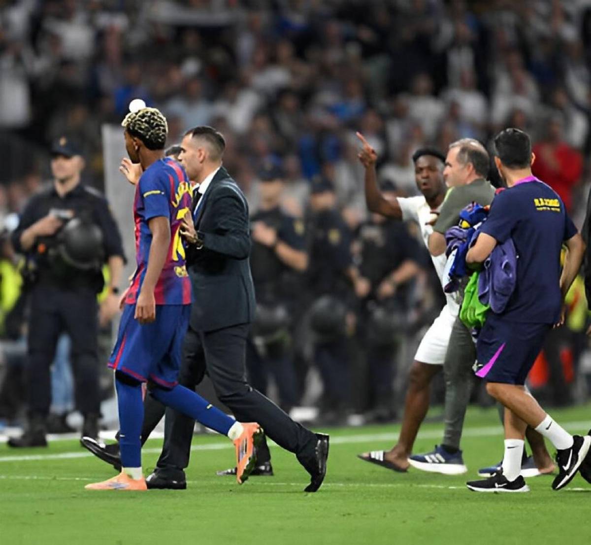 Real Madrid festeja, bronca, Lamine invita a pelear a Courtois y Vinicius hace arder al Barcelona