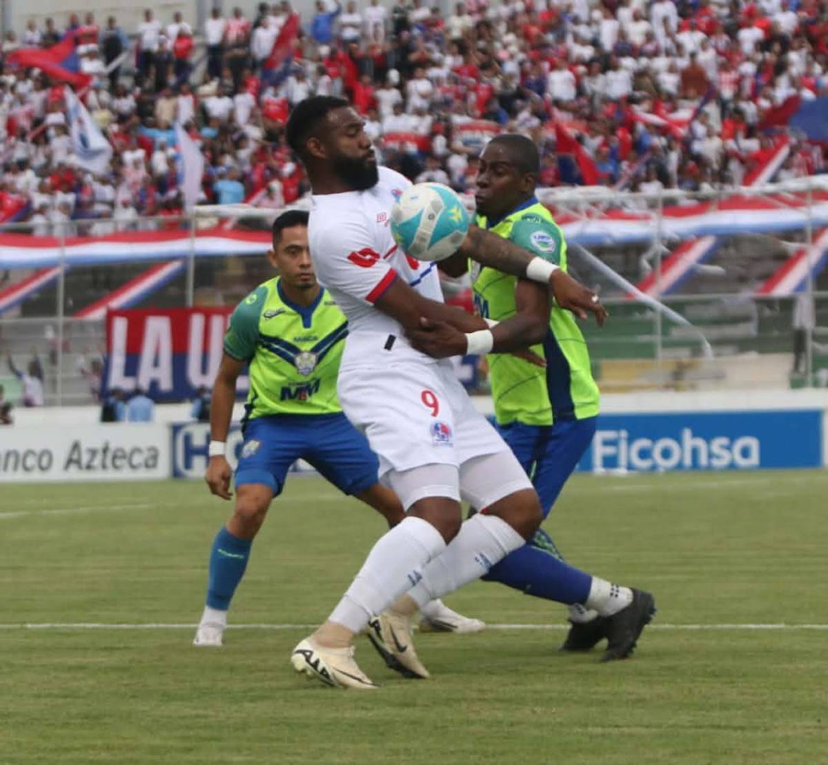 Jeaustin Campos se pelea con hinchas, Olimpia sufre, linduras y descuido en Comayagua