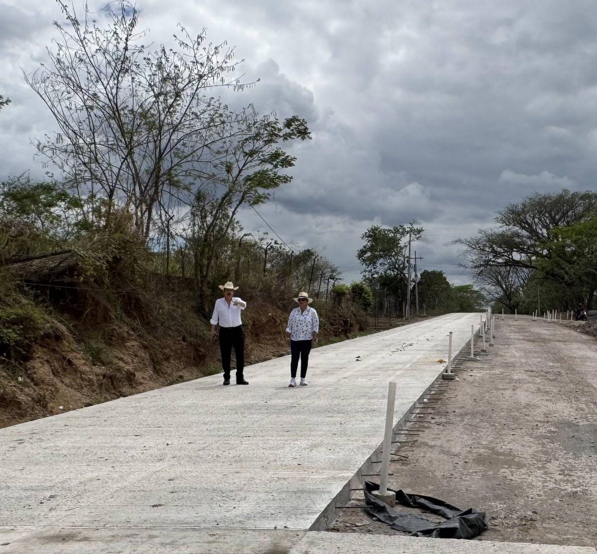 Xiomara Castro supervisa obras acompañada de Mel Zelaya en Olancho en plena Semana Santa