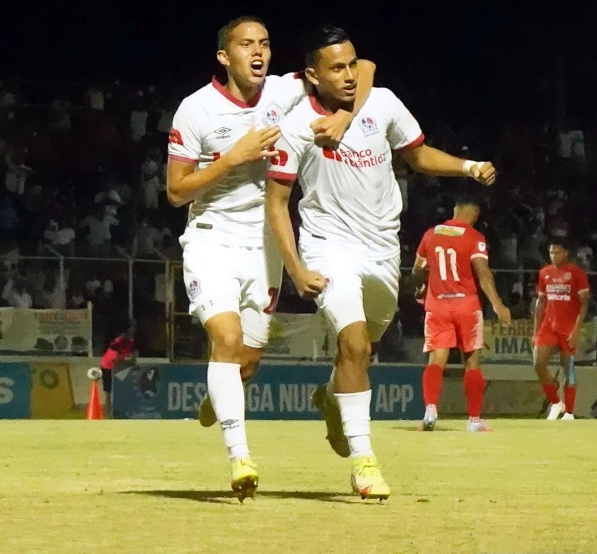 Edwin Rodríguez celebrando su golazo con Rodrigo Rodríguez.
