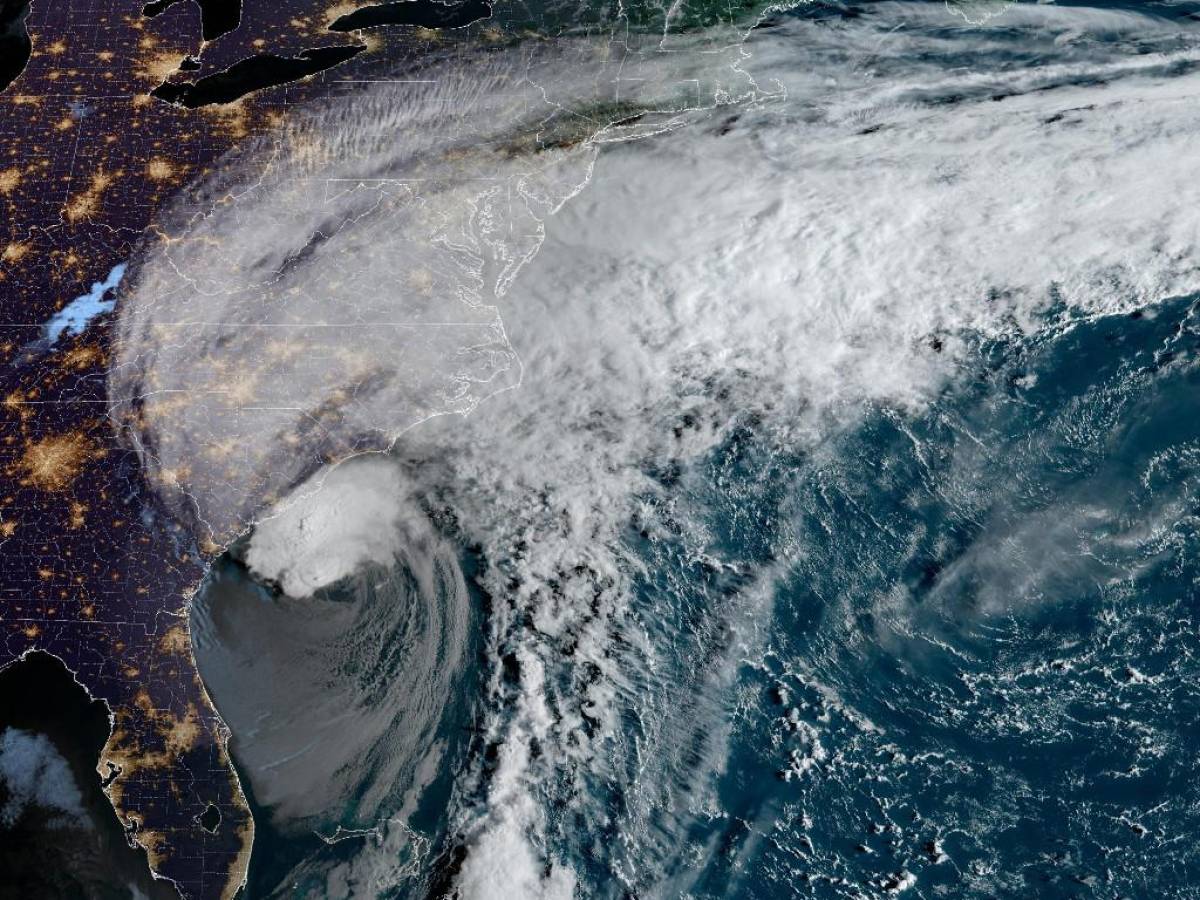Huracán Ian ahora amenaza el sureste de EEUU tras devastar Florida