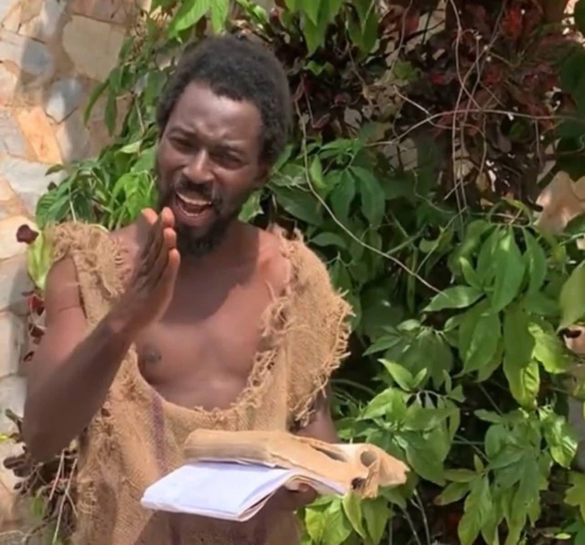 Construye arcas y al fallar profecía dice que él negoció con Dios por el mundo