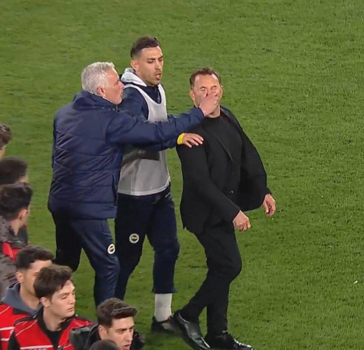 La nueva bajeza de Mourinho: eliminado y agrede al técnico del Galatasaray