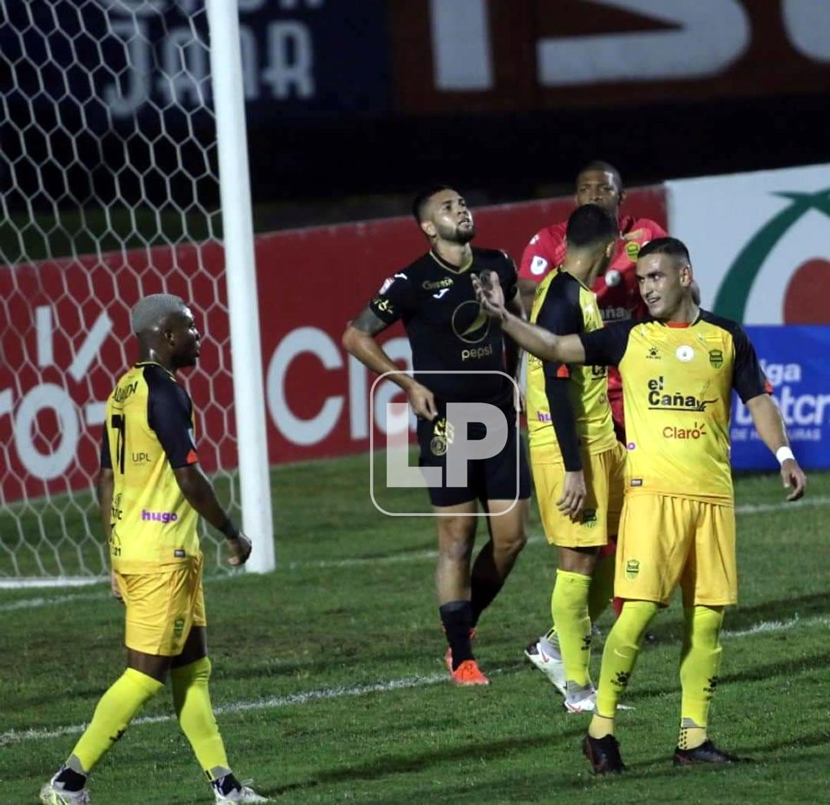 Josué Villafranca se lamenta tras el gol que falló.