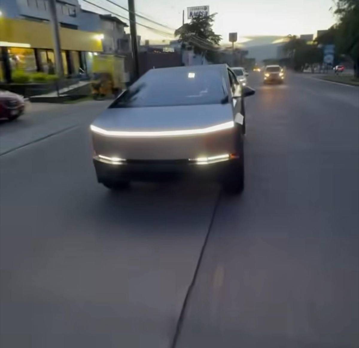 Nasralla e Iroshka presumen lujoso Cibertruck: ¡Qué clase de presidente tendremos, top!