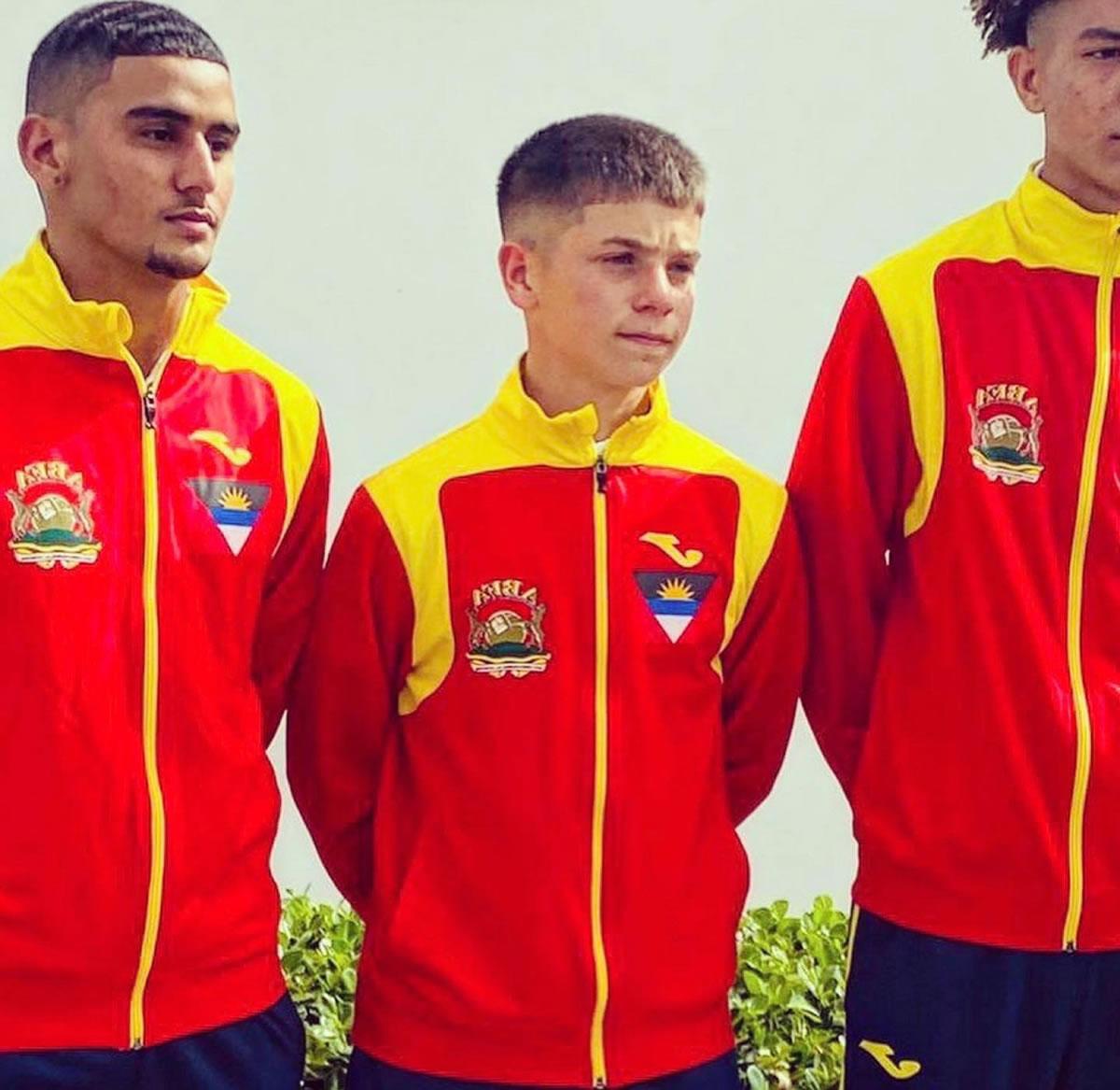 Drake Hadeed (centro) del West Ham United juega para la selección Sub-20 de Antigua y Barbuda.