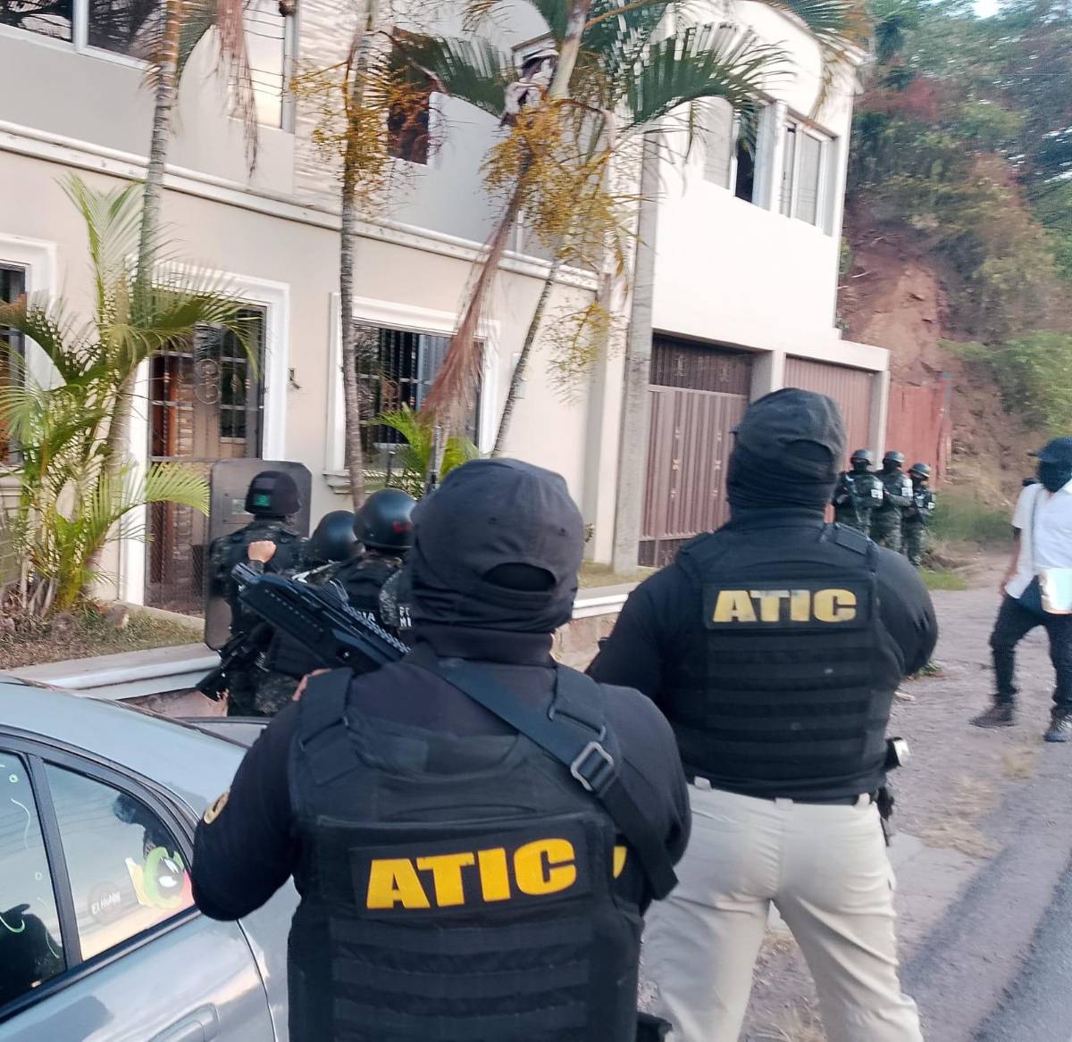 Mansiones y millones: ejecutan operación contra supuesta red de lavado de activos
