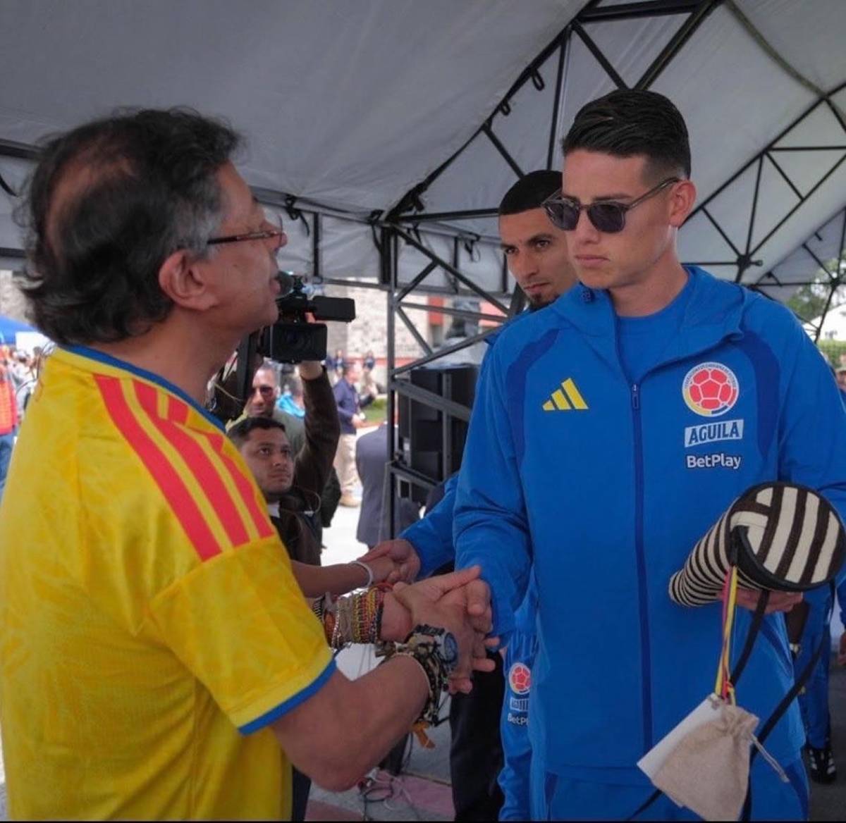 James Rodríguez protagoniza escándalo en Colombia: Tan machito con una niña...