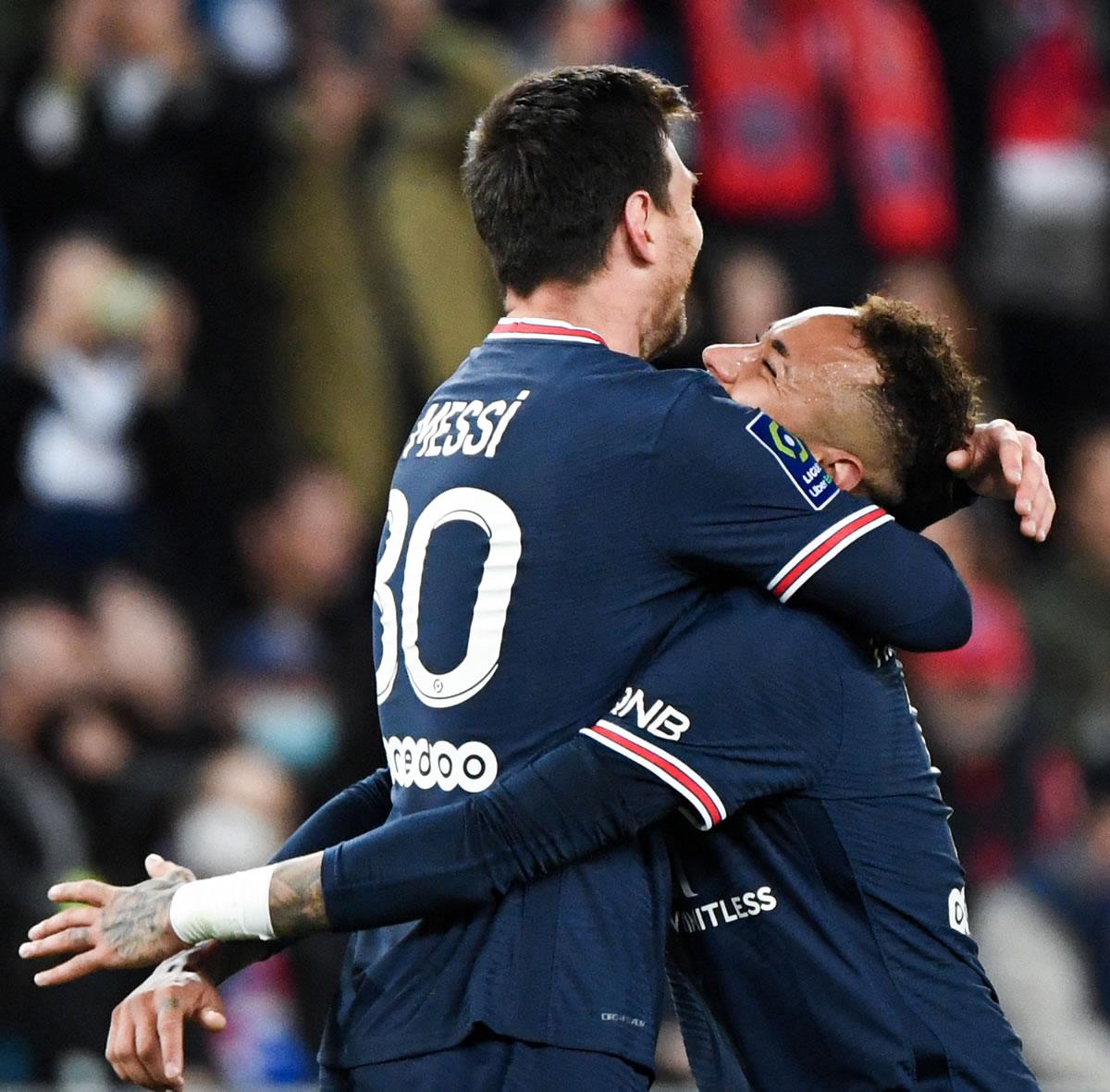 Messi celebra su gol con Neymar.