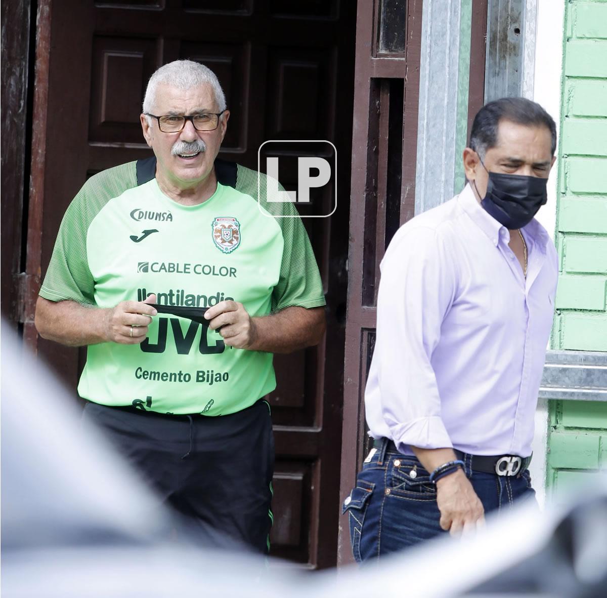 Keosseián llegando al entrenamiento junto al vicepresidente del Marathón, Rolin Peña.