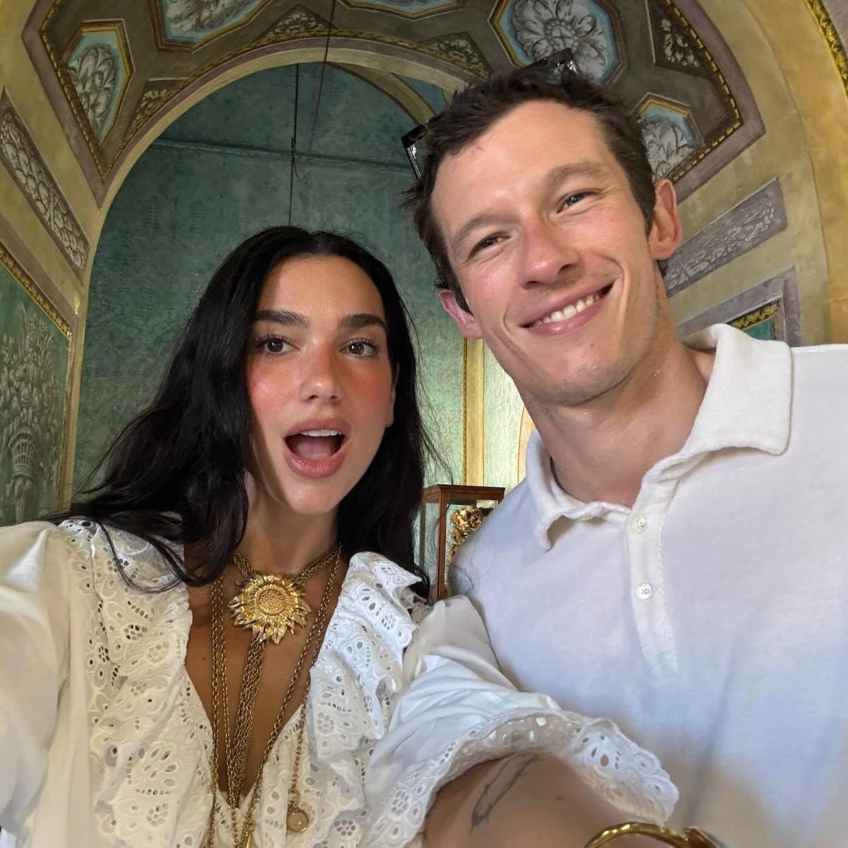 Dua Lipa y Callum Turner se casarán en Silicia, según medios italianos