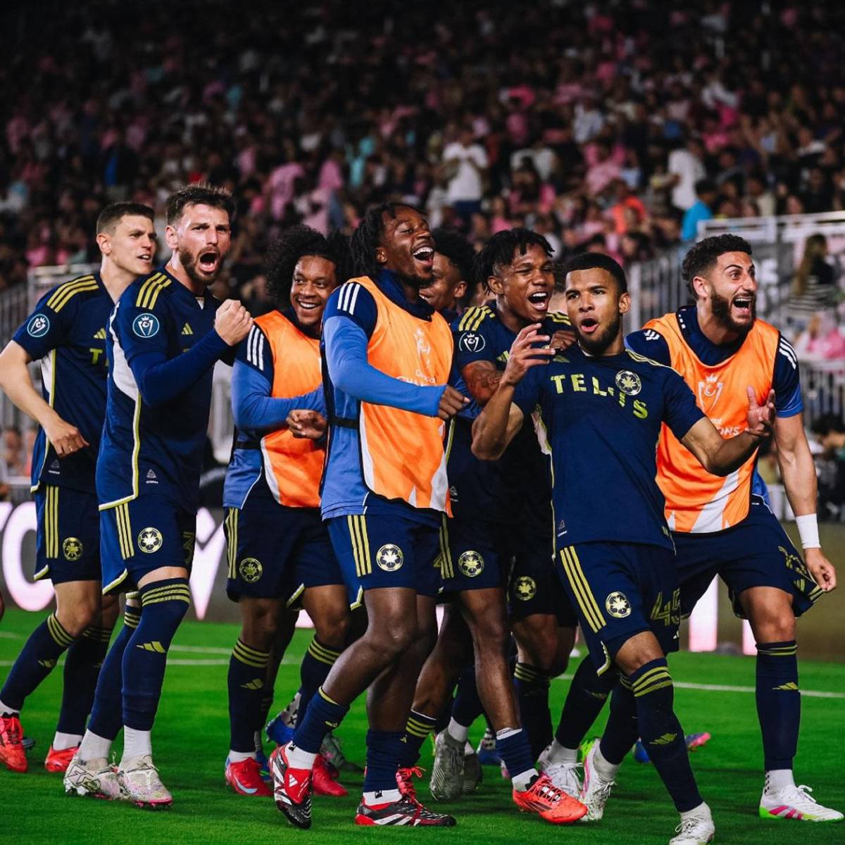 Messi, irreconocible: bronca con rival y enfado de Suárez con Saíd Martínez