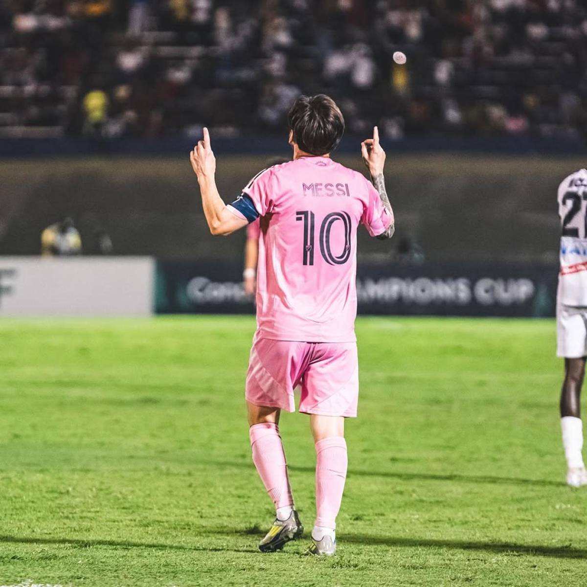 Messi desata locura en Jamaica y el suertudo que se llevó su camiseta