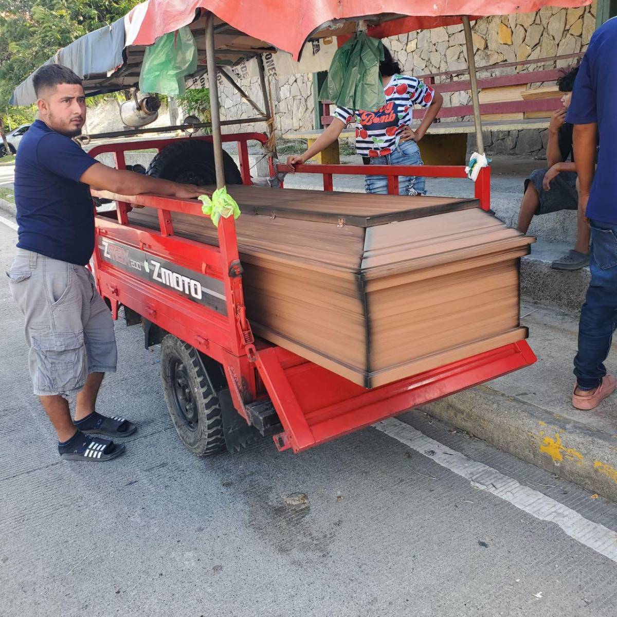 En moto de carga retiran cuerpo de “Carita”, el limpia parabrisas asesinado en SPS