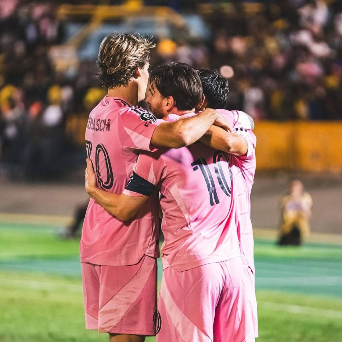 Messi desata locura en Jamaica y el suertudo que se llevó su camiseta