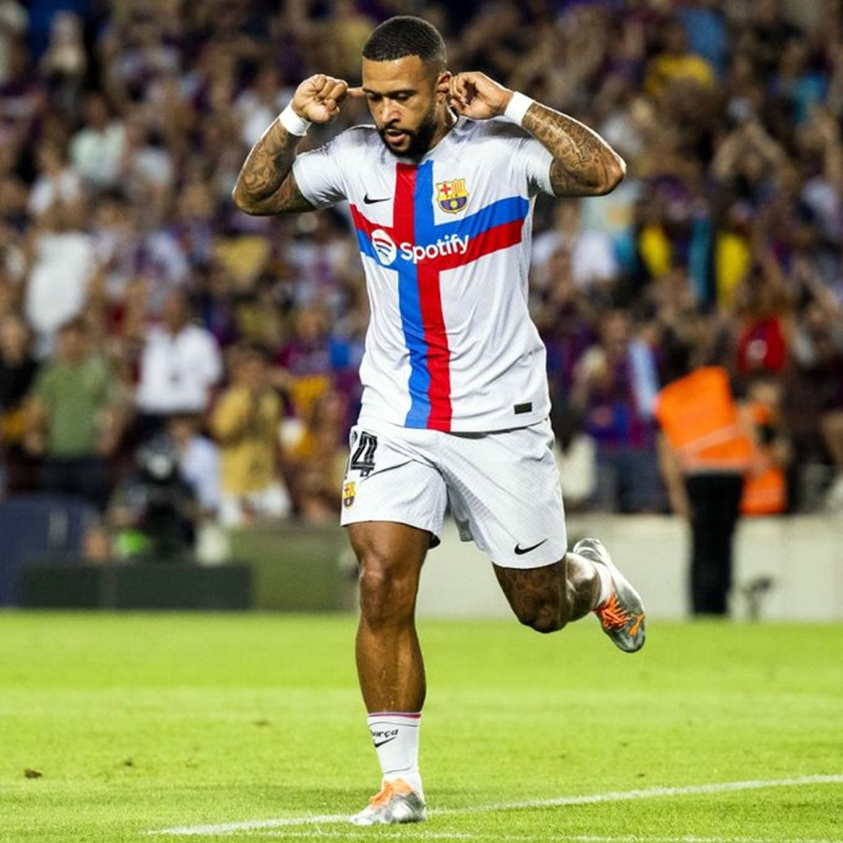La celebración de Memphis Depay tras su gol ante el Manchester City.