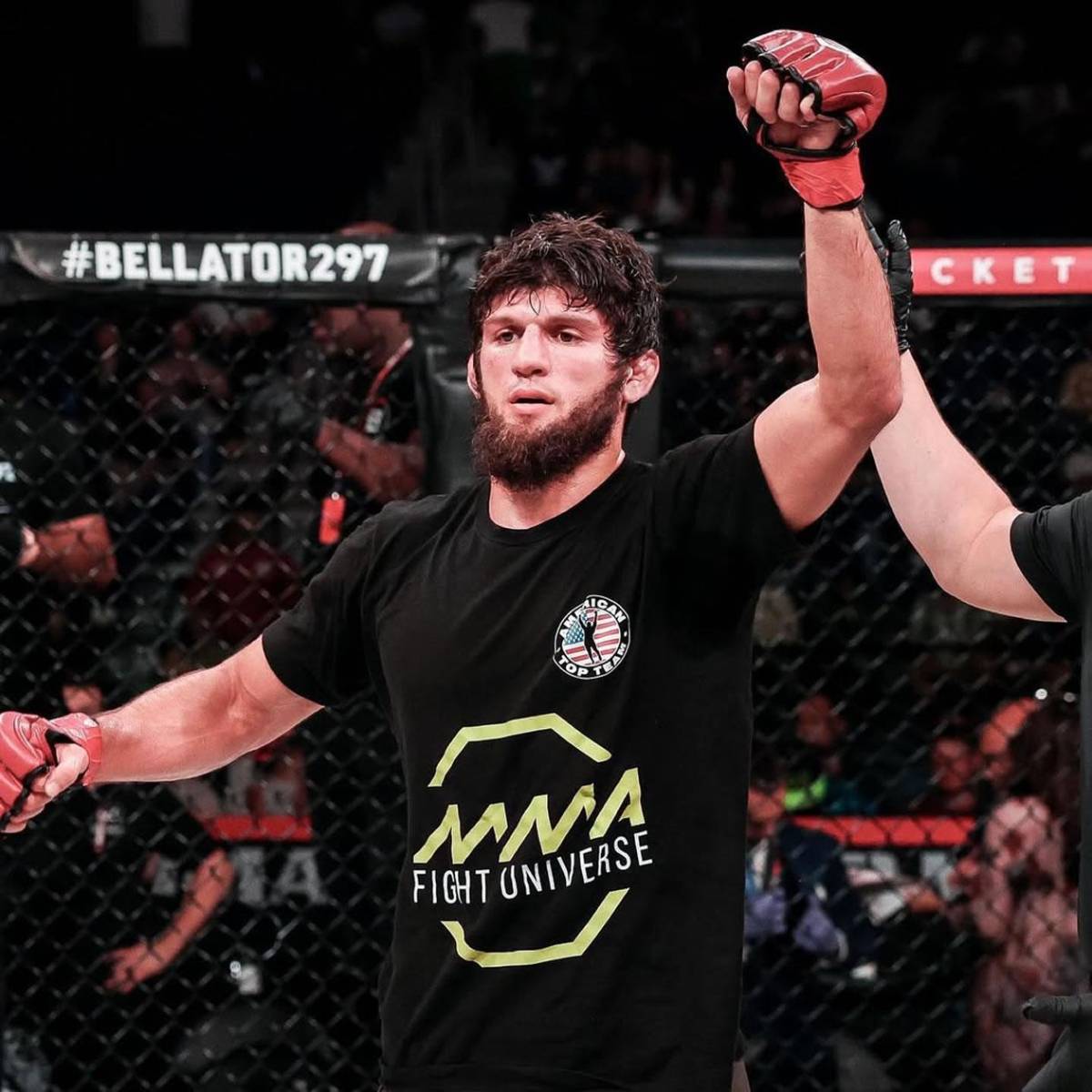 Atacan a balazos a famoso campeón de MMA en la puerta de su casa: recibió cinco disparos