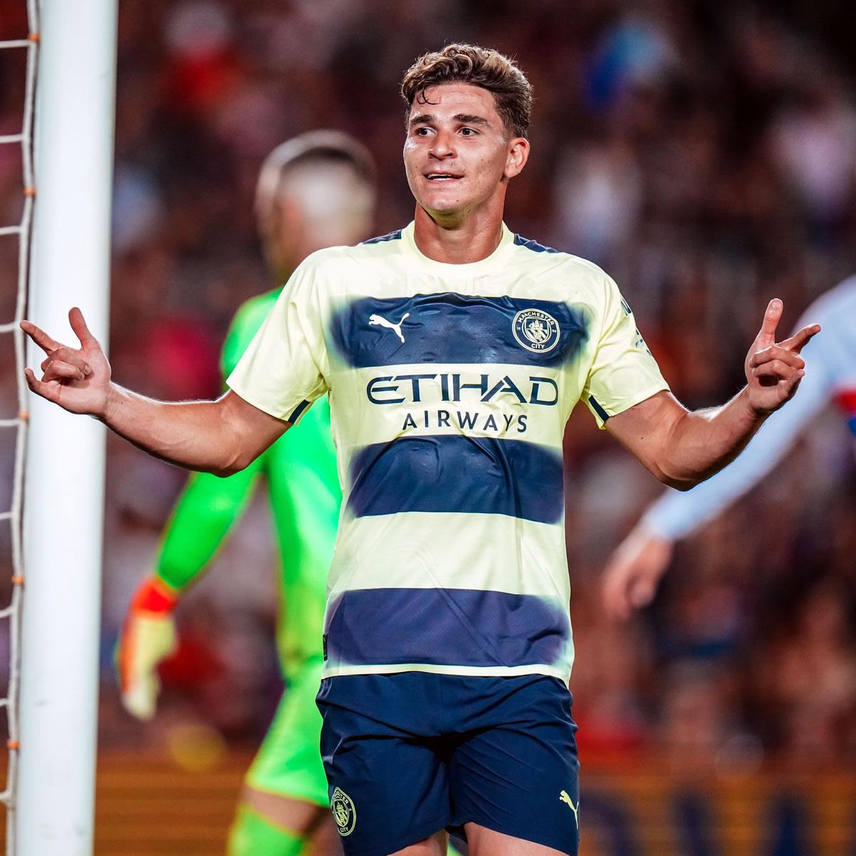 Julián Álvarez celebrando su gol contra el Barcelona.