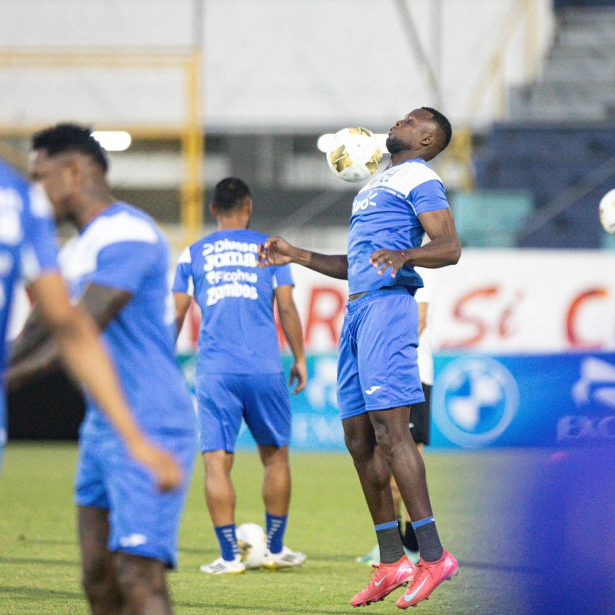 Honduras, lista para Copa Oro: locura por Palma, Rueda sorprende a jugador y ¿guardaespaldas?