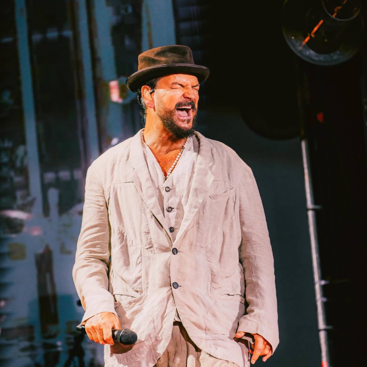 Las 16 postales que Arjona compartió del concierto en Tegucigalpa