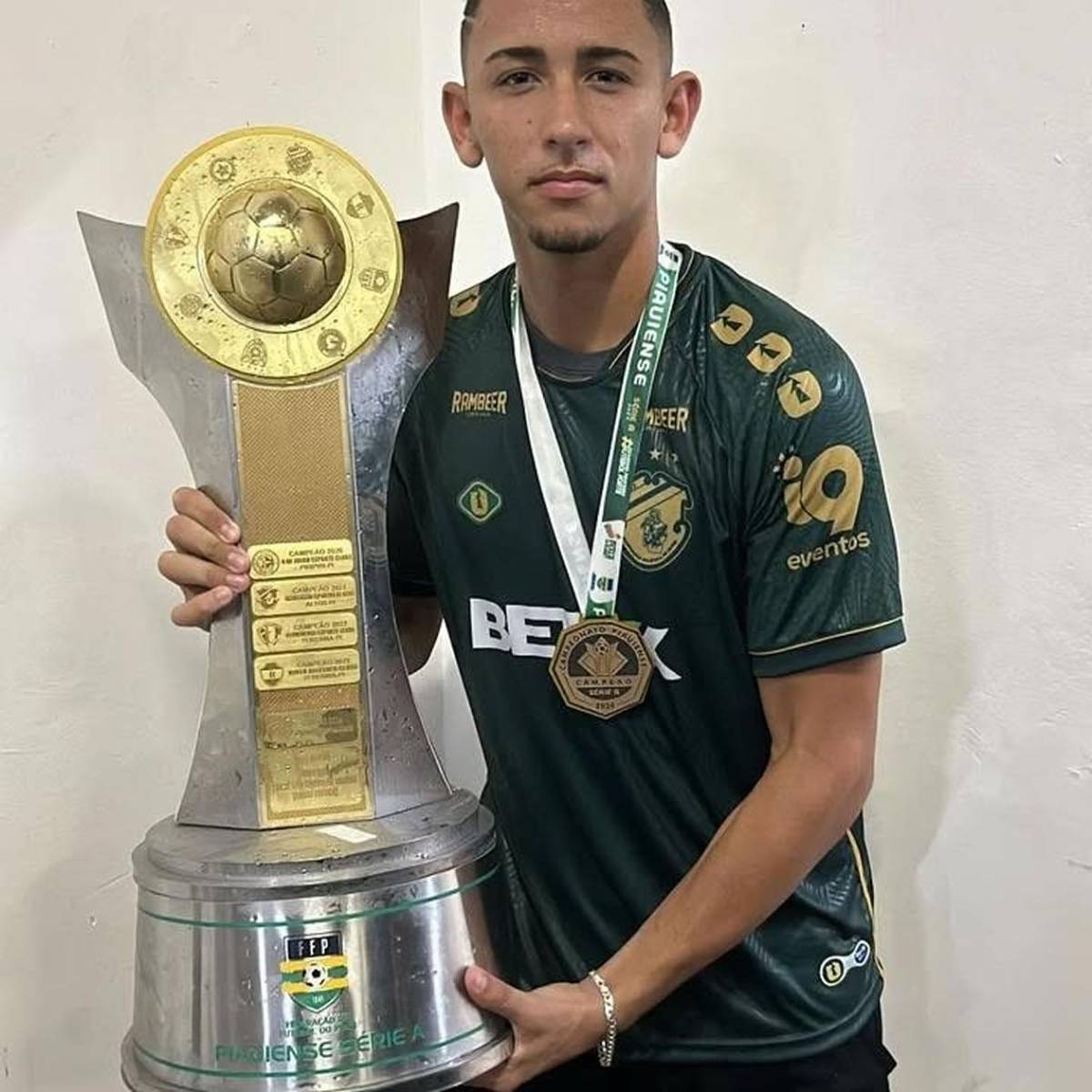 Futbolista muere en terrible accidente con una vaca: venía de festejar el cumpleaños de su papá