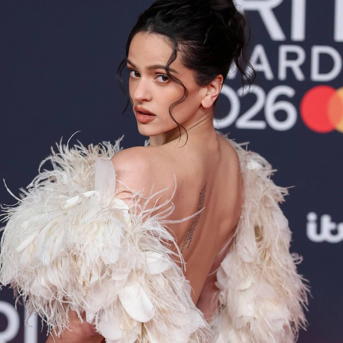 Rosalía llora ante sus fans al suspender concierto en Italia por problemas de salud