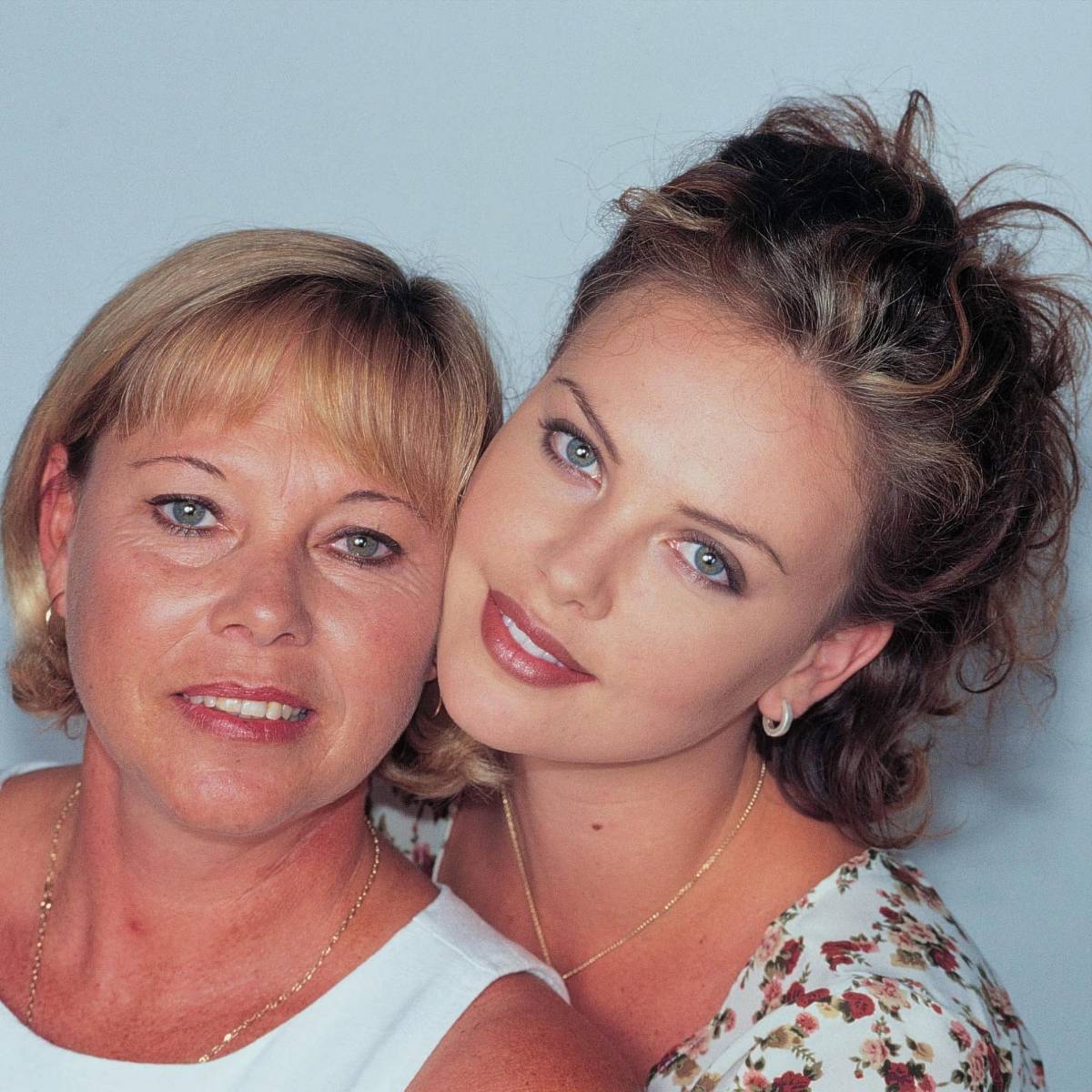 Charlize Theron recuerda la noche cuando su madre acabó con la vida de su padre