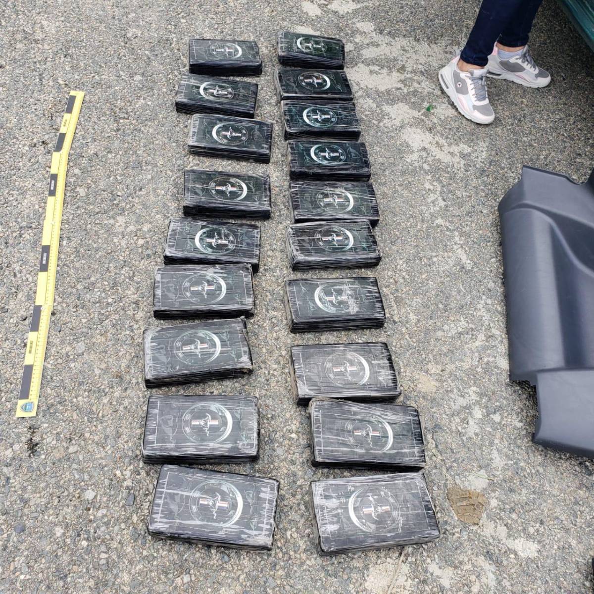 Decomisan 19 paquetes de supuesta cocaína que  llevaban ocultos en un vehículo