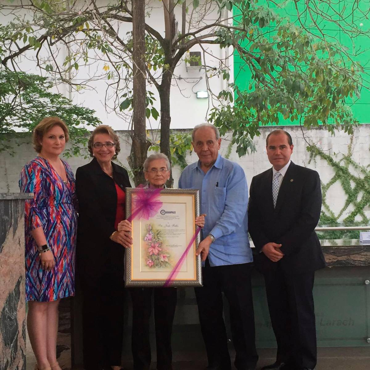 Muere don Napoleón Larach,