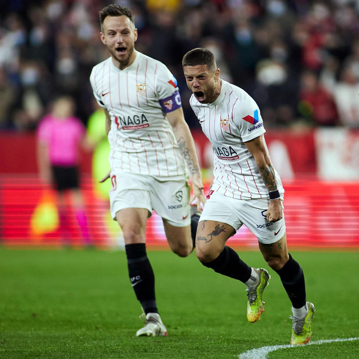 El ‘Papu’ Gómez celebrando su gol que abrió el camino de la victoria del Sevilla.