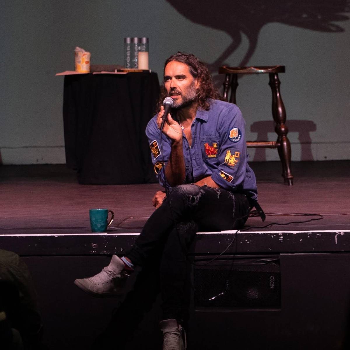 Fiscalía tacha a Russell Brand de depredador sexual despiadado en juicio