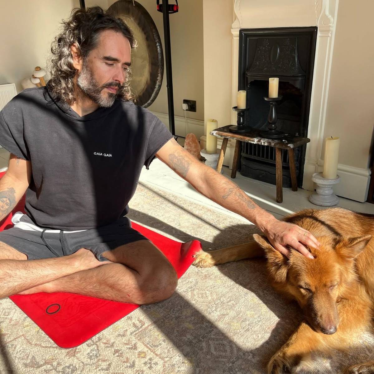 Fiscalía tacha a Russell Brand de depredador sexual despiadado en juicio