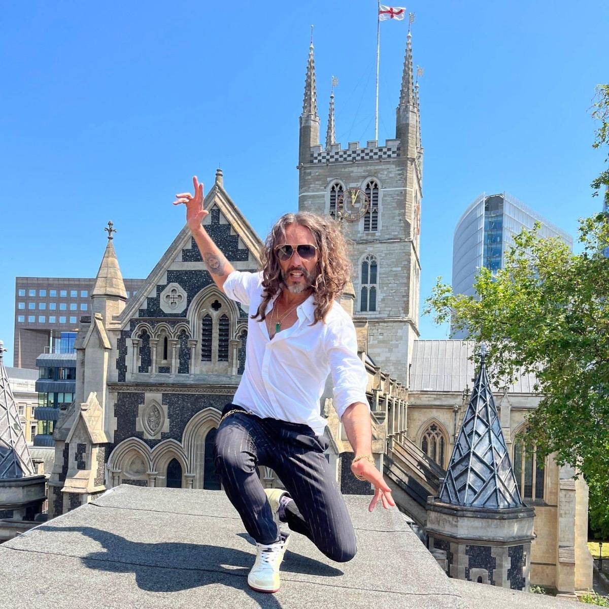 Fiscalía tacha a Russell Brand de depredador sexual despiadado en juicio