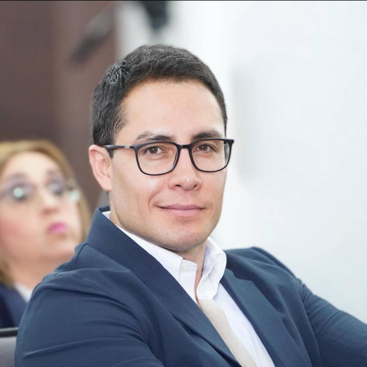 Alcalde amenaza a empleados si no le dan like a sus publicaciones