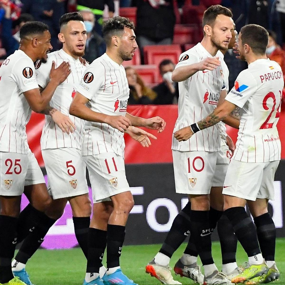 Ivan Rakitic es felicitado por sus compañeros tras marcar el primer gol del Sevilla.