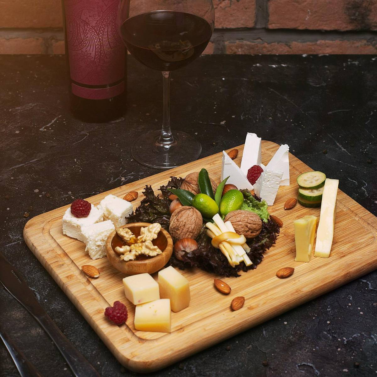 Cómo hacer una tabla de quesos con carnes frías