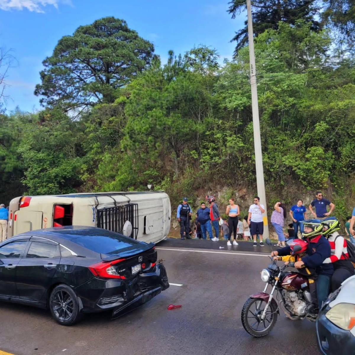 Impactantes imágenes: Bus de la ruta La Paz-Tegucigalpa sufre accidente