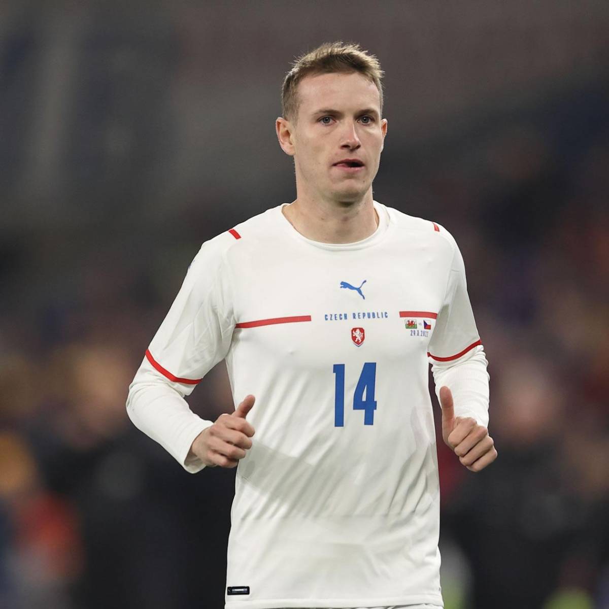 Futbolista que anunció su homosexualidad se retira a los 29 años y revela el motivo