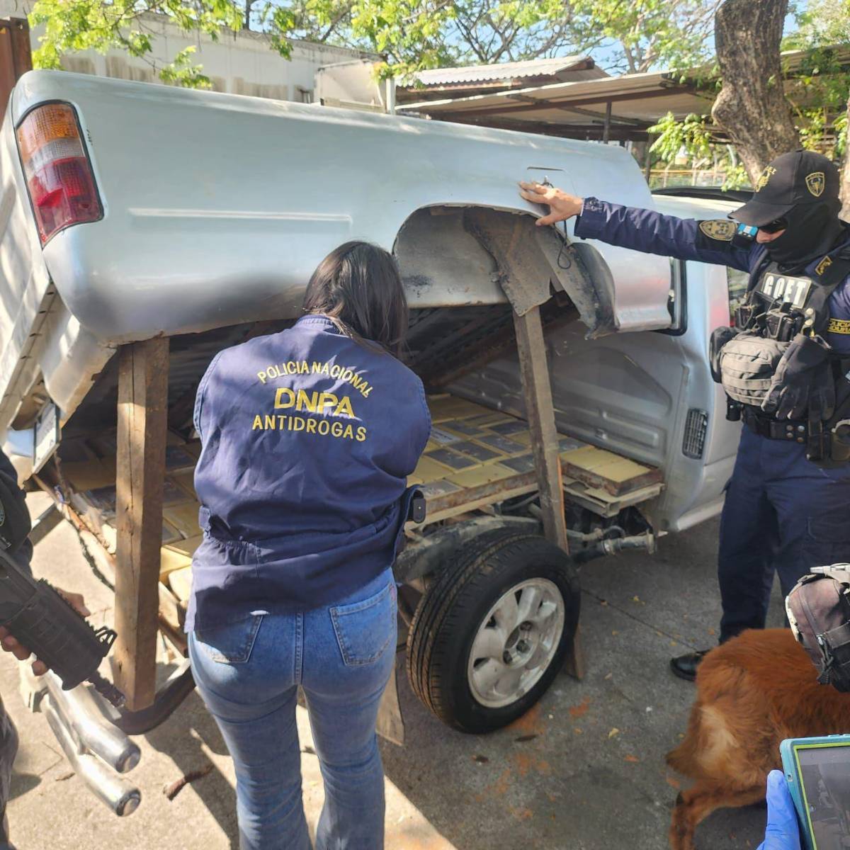 Al menos 82 paquetes de droga iban en “caleta” en pickup en Choluteca