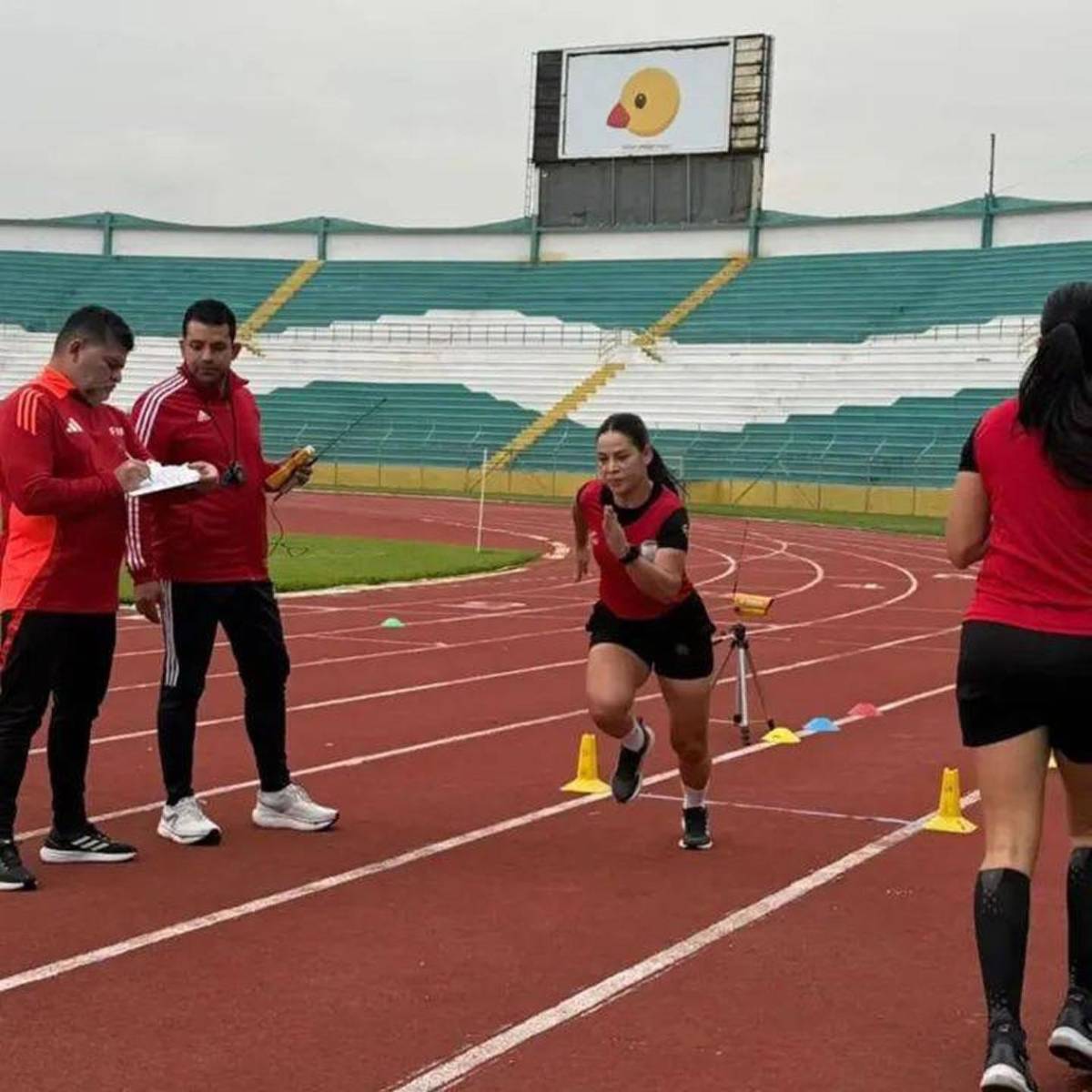 Así es la bella árbitra hondureña que cautiva en redes tras recibir gafete FIFA