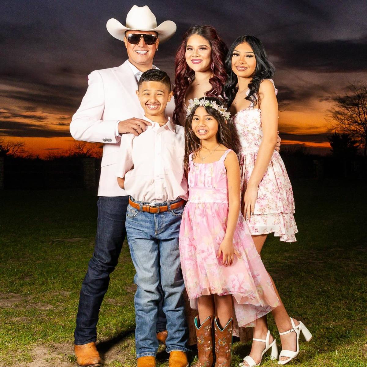 El Charro presume romance con una chica 20 años menor, tras su divorcio con La Mayrita