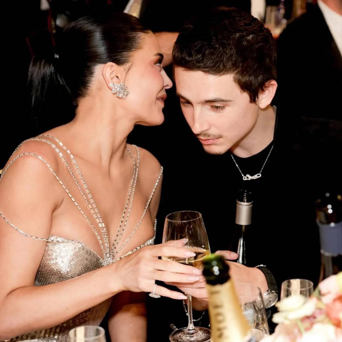 Kylie Jenner sorprende con un  vestido dorado en los Globos de Oro 2026